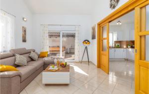 2 Bedroom Lovely Home In Musalez 