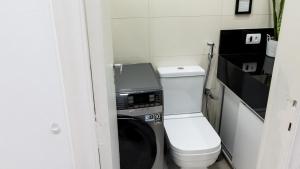 Apto beira mar Toninhas em condomínio