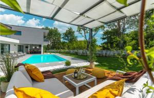 Awesome Home In Sivati With Jacuzzi 