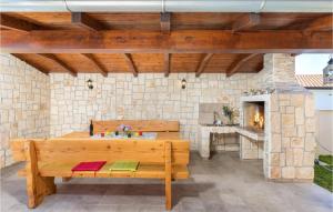 2 Bedroom Lovely Home In Musalez 