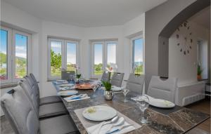 Amazing Home In Donji Prolozac