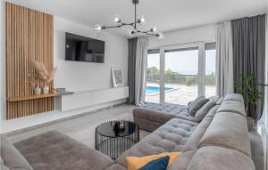 Awesome Home In Smrika 