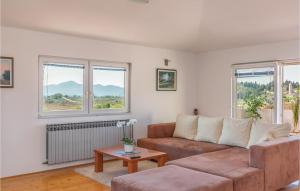 Three-Bedroom Apartment In Rogotin