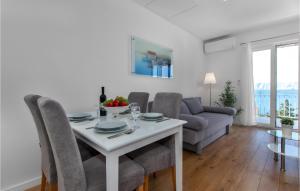 Gorgeous Apartment In Novi Vinodolski