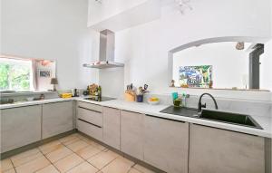Maisons de vacances Stunning Home In Maubec With Wifi : photos des chambres