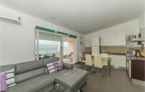 3 Bedroom Nice Apartment In Miskovici