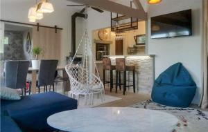 Maisons de vacances Awesome Home In Vianne : photos des chambres