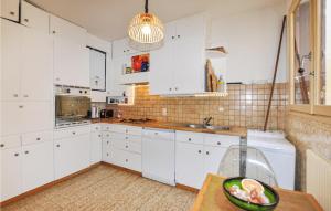 Maisons de vacances Lovely Home In Sainte-Marie-La-Mer : photos des chambres