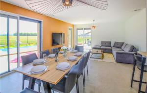 Maisons de vacances Lovely Home In Cleon D'andran : photos des chambres