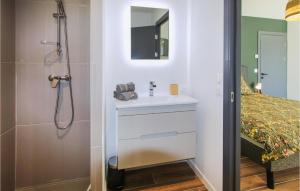 Maisons de vacances Lovely Home In Cleon D'andran : Maison de Vacances 4 Chambres