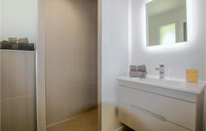 Maisons de vacances Lovely Home In Cleon D'andran : photos des chambres