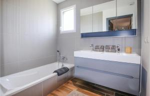 Maisons de vacances Lovely Home In Cleon D'andran : photos des chambres