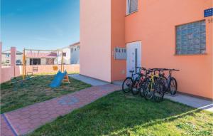 2 Bedroom Cozy Apartment In Povljana 