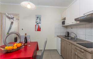 2 Bedroom Nice Apartment In Pinezici 