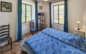 Maisons de vacances 5 Bedroom Beautiful Home In Ouveillan : photos des chambres