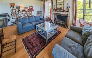 Maisons de vacances 5 Bedroom Beautiful Home In Ouveillan : photos des chambres