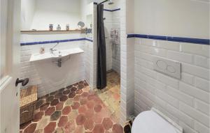 Maisons de vacances 5 Bedroom Beautiful Home In Ouveillan : photos des chambres