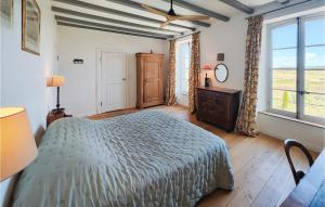 Maisons de vacances 5 Bedroom Beautiful Home In Ouveillan : photos des chambres