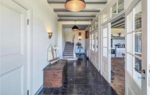 Maisons de vacances 5 Bedroom Beautiful Home In Ouveillan : photos des chambres
