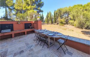 Maisons de vacances 5 Bedroom Beautiful Home In Ouveillan : photos des chambres