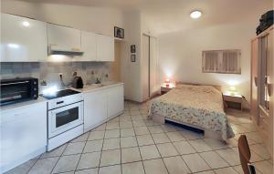 Maisons de vacances Beautiful Home In Nebian With Wifi : photos des chambres