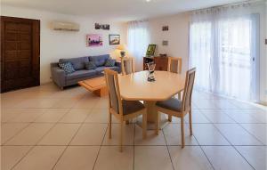 Maisons de vacances Beautiful Home In Nebian With Wifi : photos des chambres