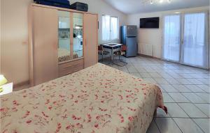 Beautiful Home In Nébian With Wifi