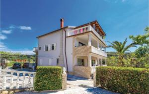 Lovely Apartment In Kampor With Kitchen