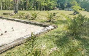 Maisons de vacances Awesome Home In Vianne : photos des chambres