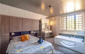 Maisons de vacances Awesome Home In Vianne : photos des chambres