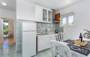 2 Bedroom Nice Apartment In Pinezici