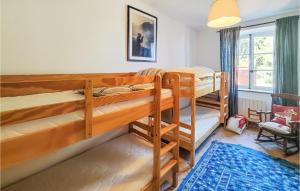 Maisons de vacances 5 Bedroom Beautiful Home In Ouveillan : photos des chambres