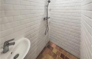 Maisons de vacances 5 Bedroom Beautiful Home In Ouveillan : Maison de Vacances 5 Chambres