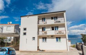 2 Bedroom Amazing Apartment In Slatine 