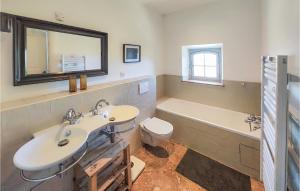 Maisons de vacances 5 Bedroom Beautiful Home In Ouveillan : photos des chambres