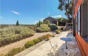 Maisons de vacances 5 Bedroom Beautiful Home In Ouveillan : photos des chambres