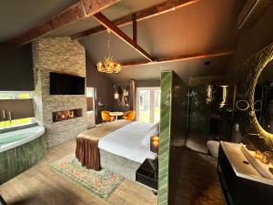 Wellness Tuin - Ultieme Partner Beleving - St Hubertus Suite met Indoor Jacuzzi, Openhaard, Privé Hottub en Privé Sauna in Jachthut stijl - Gratis Fles Prosecco & Leuke Partner connect box !