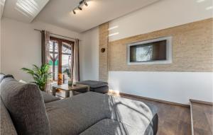 2 Bedroom Gorgeous Home In Pula