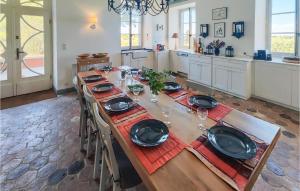 Maisons de vacances 5 Bedroom Beautiful Home In Ouveillan : photos des chambres