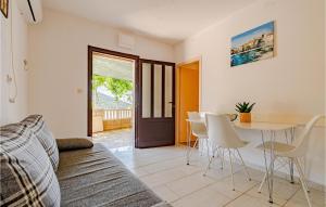 Stunning Apartment In Zrnovo