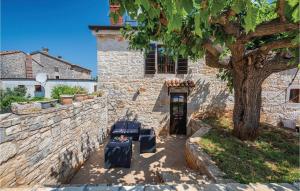 2 Bedroom Nice Home In Porec 