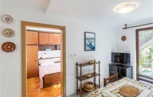 2 Bedroom Nice Apartment In Pula 