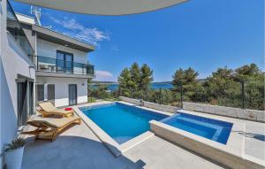 Lovely Home In Seget Donji 