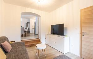 2 Bedroom Beautiful Home In Pridraga 