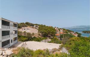 Gorgeous Apartment In Supetar-Splitska