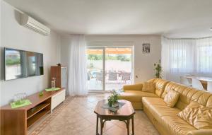 Awesome Home In Stinjan With Wifi 