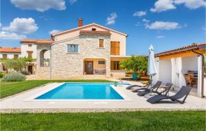 Gorgeous Home In Galizana With Wifi