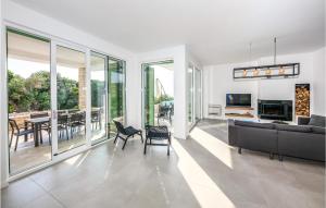 Pet Friendly Home In Lun