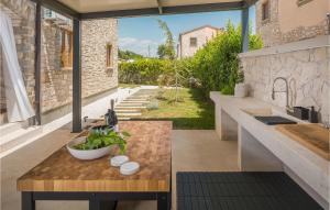 Amazing Home In Cabrunici With Jacuzzi 