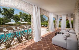 Amazing Home In Cabrunici With Jacuzzi 